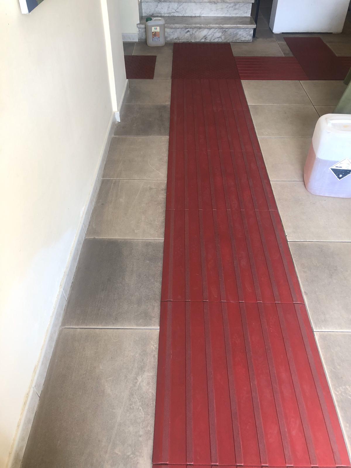 passerella rossa pavimento ufficio